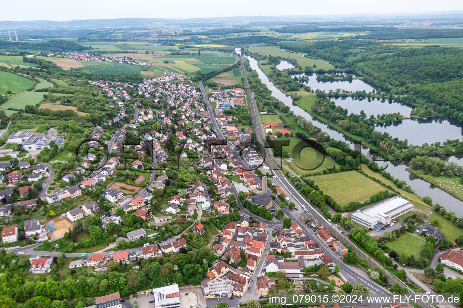 Vue aérienne de Zones riveraines du Main à Schonungen dans le département Bavière, Allemagne