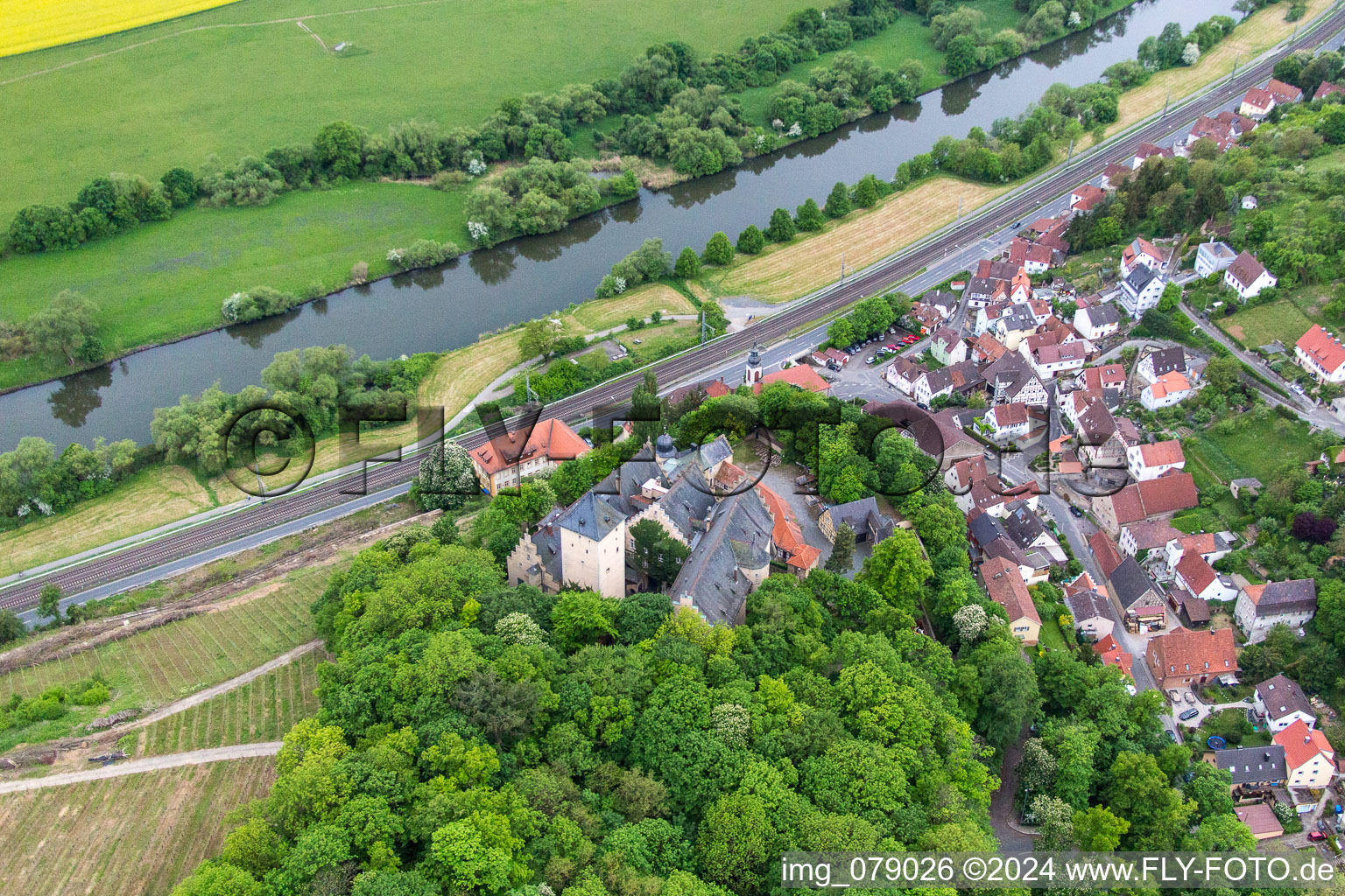 Vue aérienne de Verrouiller Mainberg à le quartier Mainberg in Schonungen dans le département Bavière, Allemagne