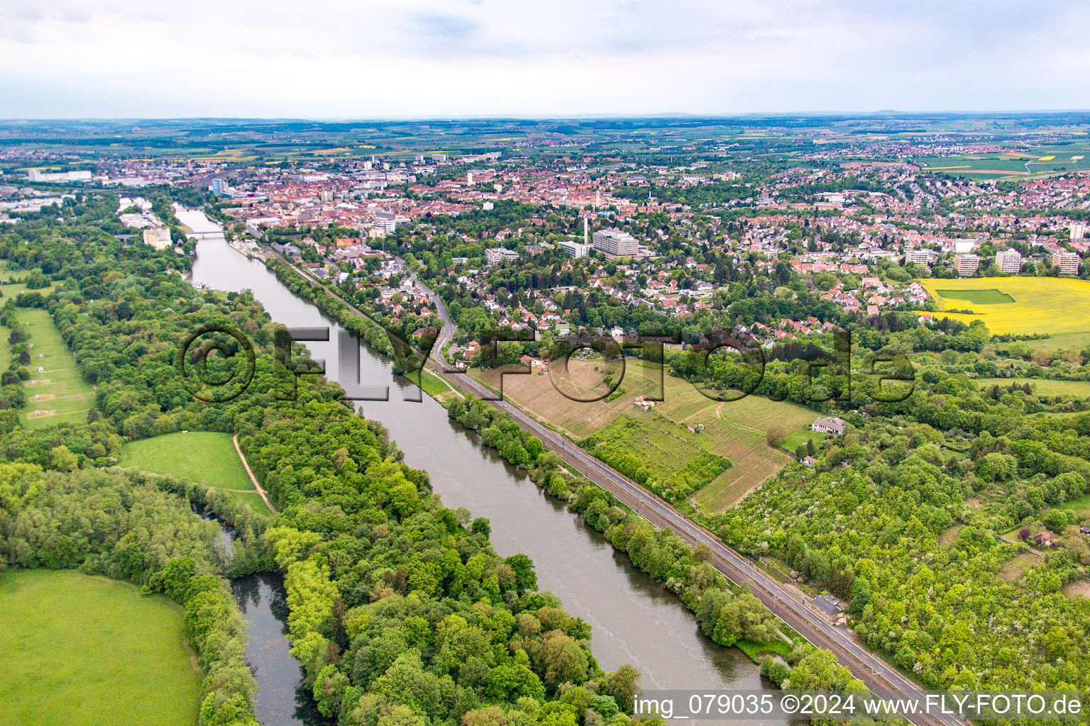 Vue aérienne de Tour Mainleite et Beerkeeper à Schweinfurt dans le département Bavière, Allemagne