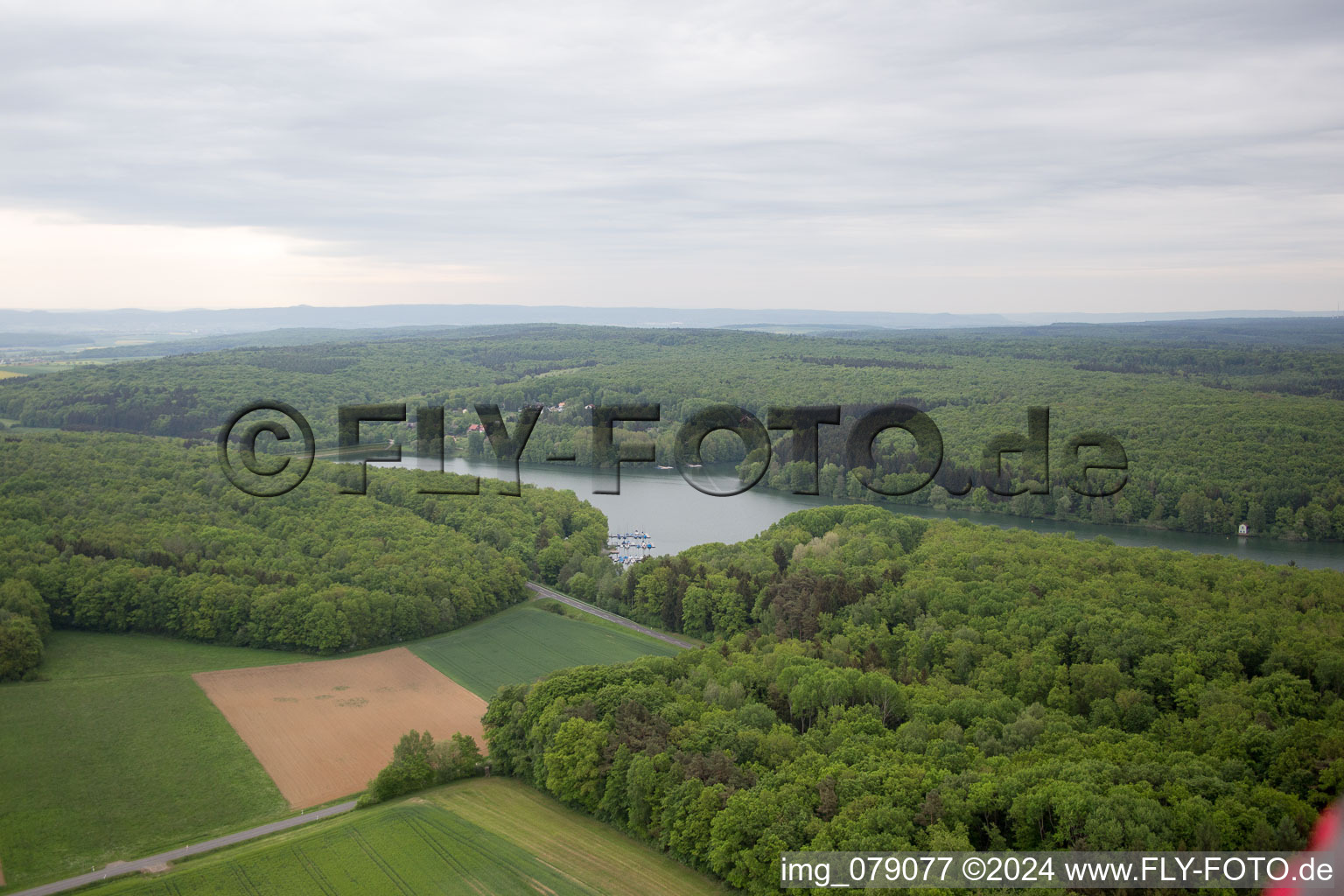 Vue aérienne de Lac Ellertshäuser à le quartier Altenmünster in Stadtlauringen dans le département Bavière, Allemagne