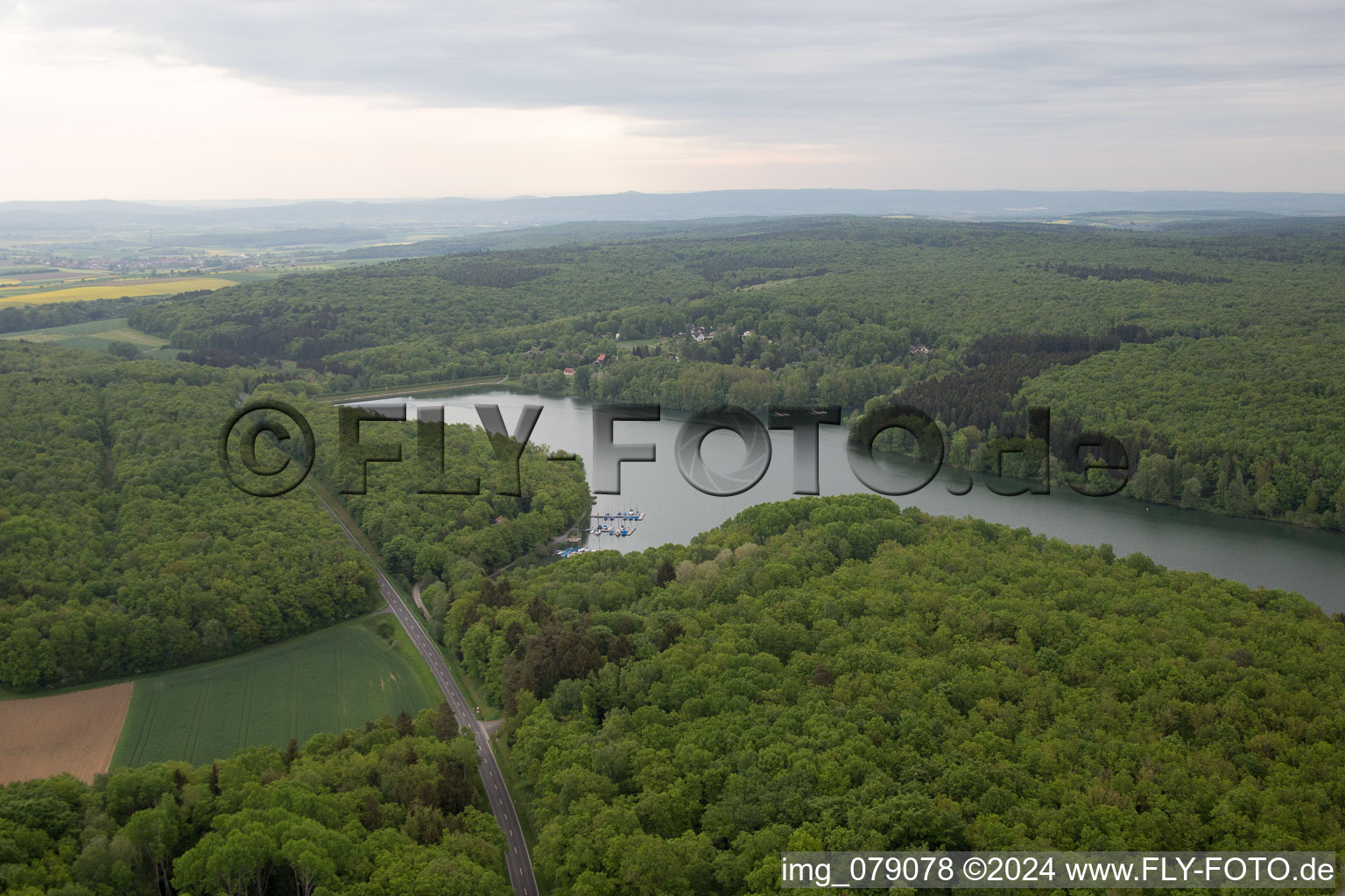 Vue aérienne de Lac Ellertshäuser à le quartier Altenmünster in Stadtlauringen dans le département Bavière, Allemagne