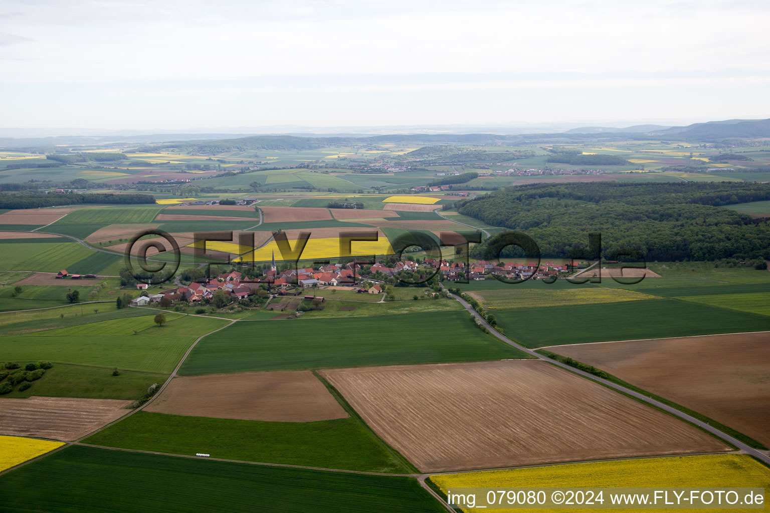 Vue aérienne de Du sud à le quartier Altenmünster in Stadtlauringen dans le département Bavière, Allemagne