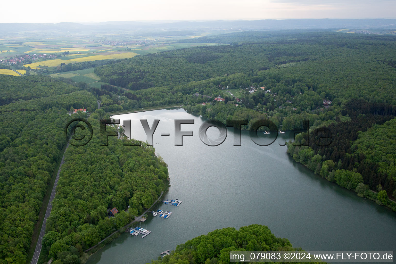 Vue oblique de Lac Ellertshäuser à le quartier Altenmünster in Stadtlauringen dans le département Bavière, Allemagne