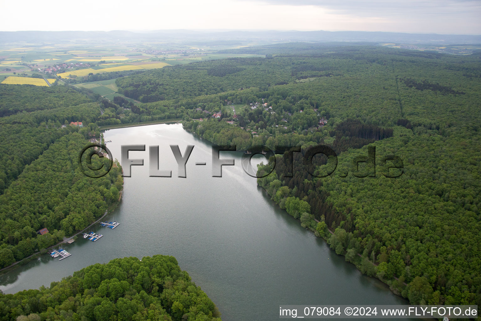 Lac Ellertshäuser à le quartier Altenmünster in Stadtlauringen dans le département Bavière, Allemagne d'en haut