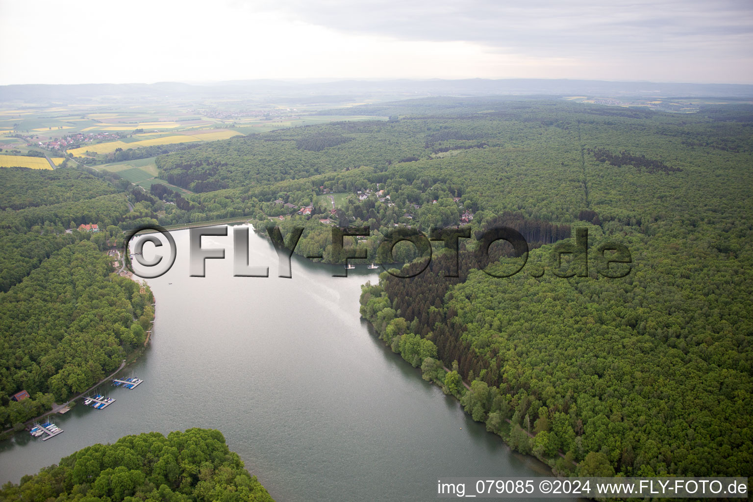 Lac Ellertshäuser à le quartier Altenmünster in Stadtlauringen dans le département Bavière, Allemagne hors des airs