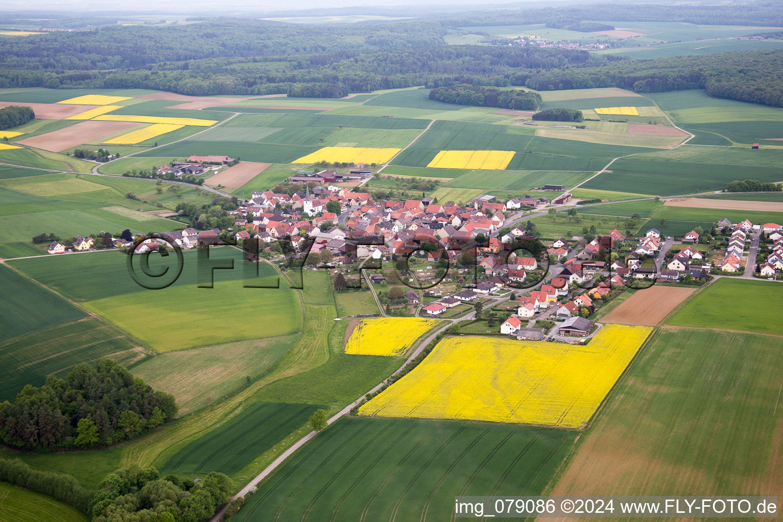 Vue aérienne de Quartier Ebertshausen in Üchtelhausen dans le département Bavière, Allemagne