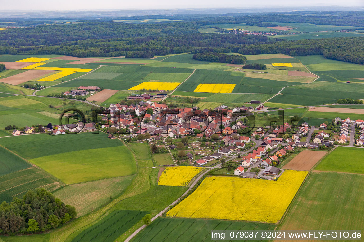 Vue aérienne de Quartier Ebertshausen in Üchtelhausen dans le département Bavière, Allemagne