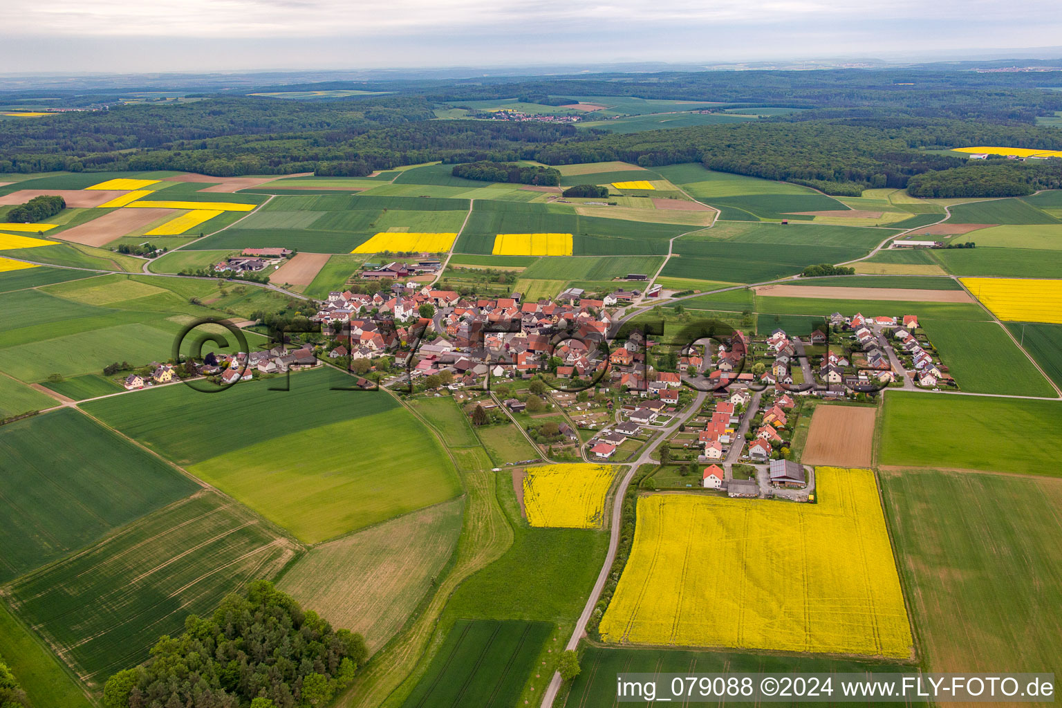 Vue aérienne de Quartier Ebertshausen in Üchtelhausen dans le département Bavière, Allemagne