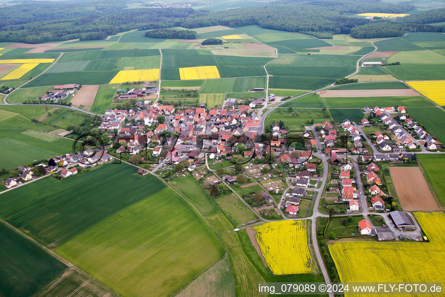 Vue aérienne de Quartier Ebertshausen in Üchtelhausen dans le département Bavière, Allemagne