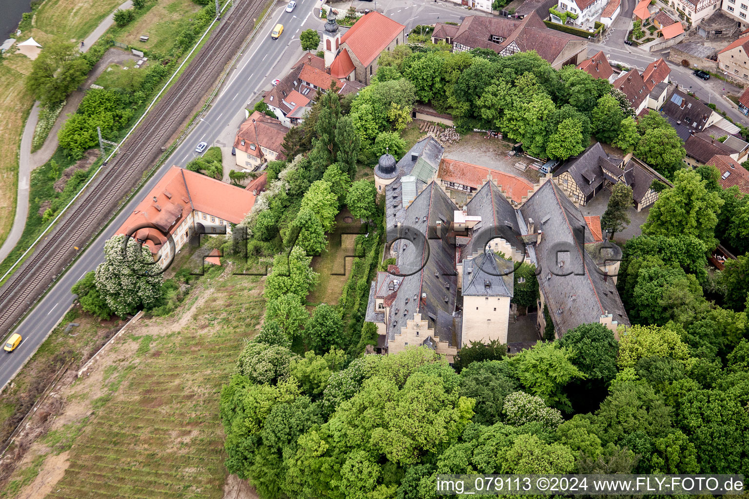 Vue aérienne de Complexe du château de Schloß Schloss Mainberg dans le quartier Mainberg à Schonungen à Mainberg dans le département Bavière, Allemagne