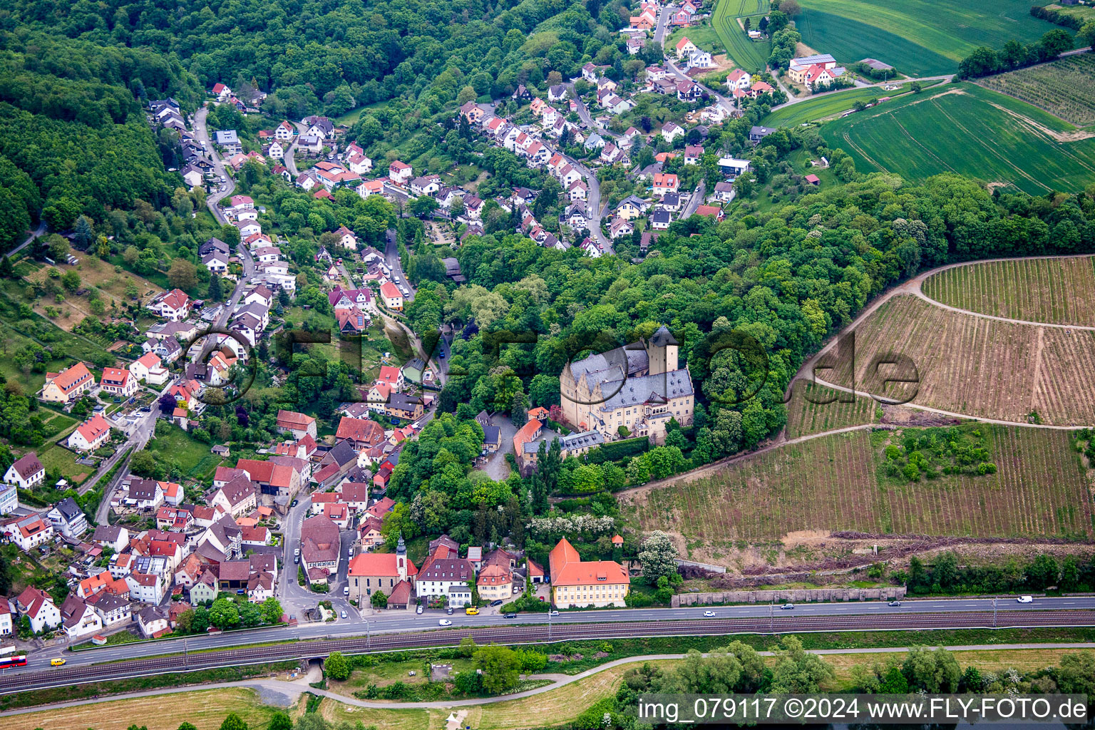 Vue aérienne de Complexe du château de Schloß Schloss Mainberg à le quartier Mainberg in Schonungen dans le département Bavière, Allemagne