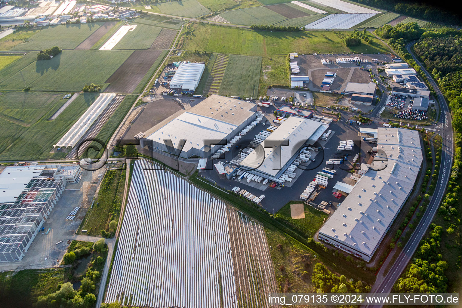 Vue aérienne de Zone commerciale et implantation d'entreprises à l'ouest à Röthlein dans le département Bavière, Allemagne