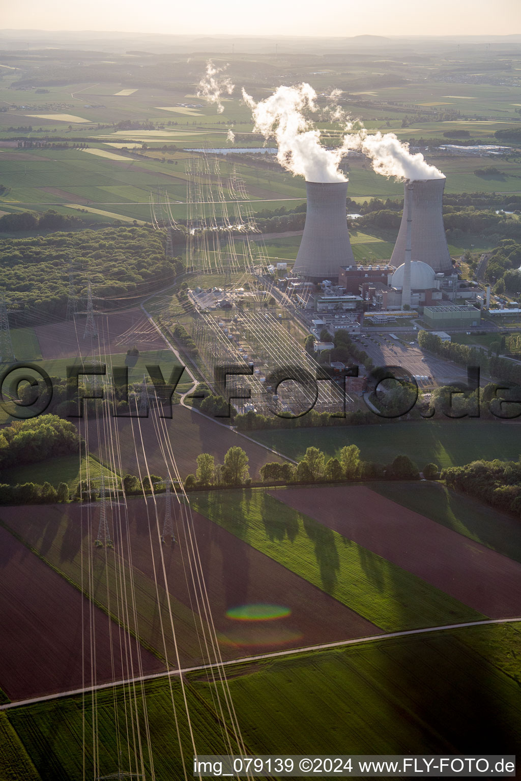 Vue aérienne de Blocs réacteurs, structures de tours de refroidissement et installations de la centrale nucléaire - centrale nucléaire - centrale nucléaire Grafenrheinfeld KKG à Grafenrheinfeld dans le département Bavière, Allemagne