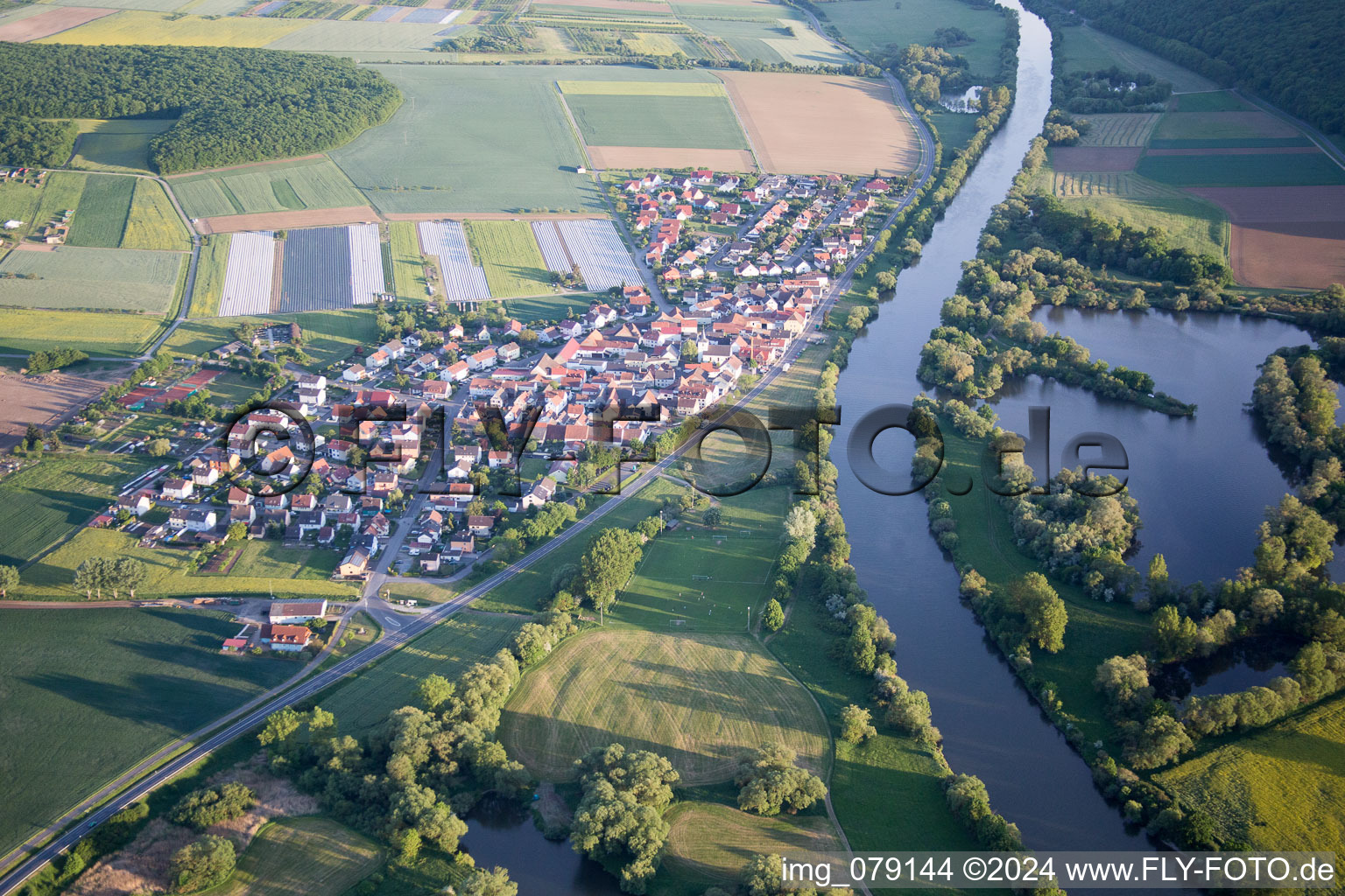 Vue aérienne de Zones riveraines du Main à le quartier Hirschfeld in Röthlein dans le département Bavière, Allemagne