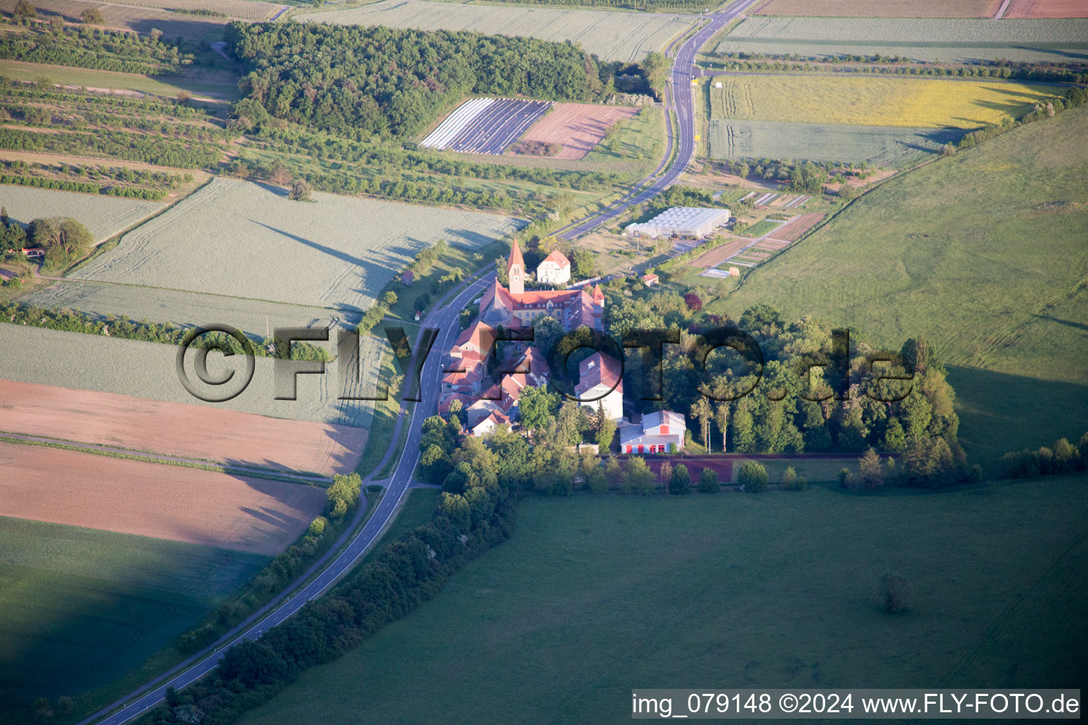 Vue aérienne de Complexe de bâtiments de l'internat pour filles Antonia-Werr-Zentrum dans le monastère du monastère Saint-Louis à Kolitzheim dans le département Bavière, Allemagne