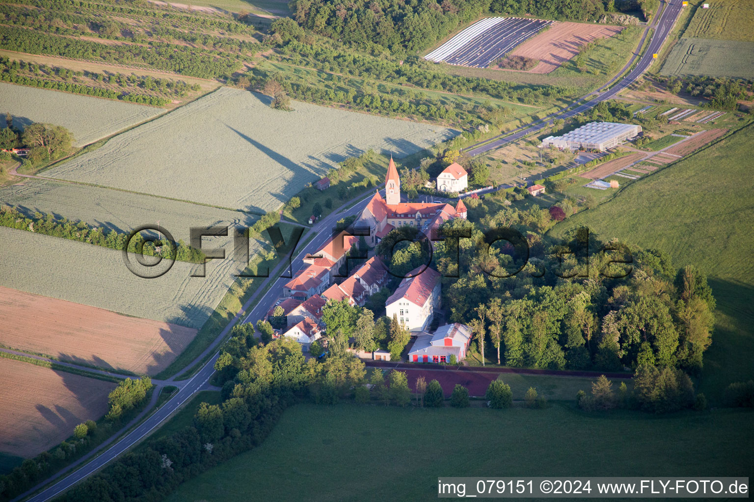 Vue aérienne de Complexe de bâtiments de l'internat pour filles Antonia-Werr-Zentrum dans le monastère du monastère Saint-Louis à Kolitzheim dans le département Bavière, Allemagne