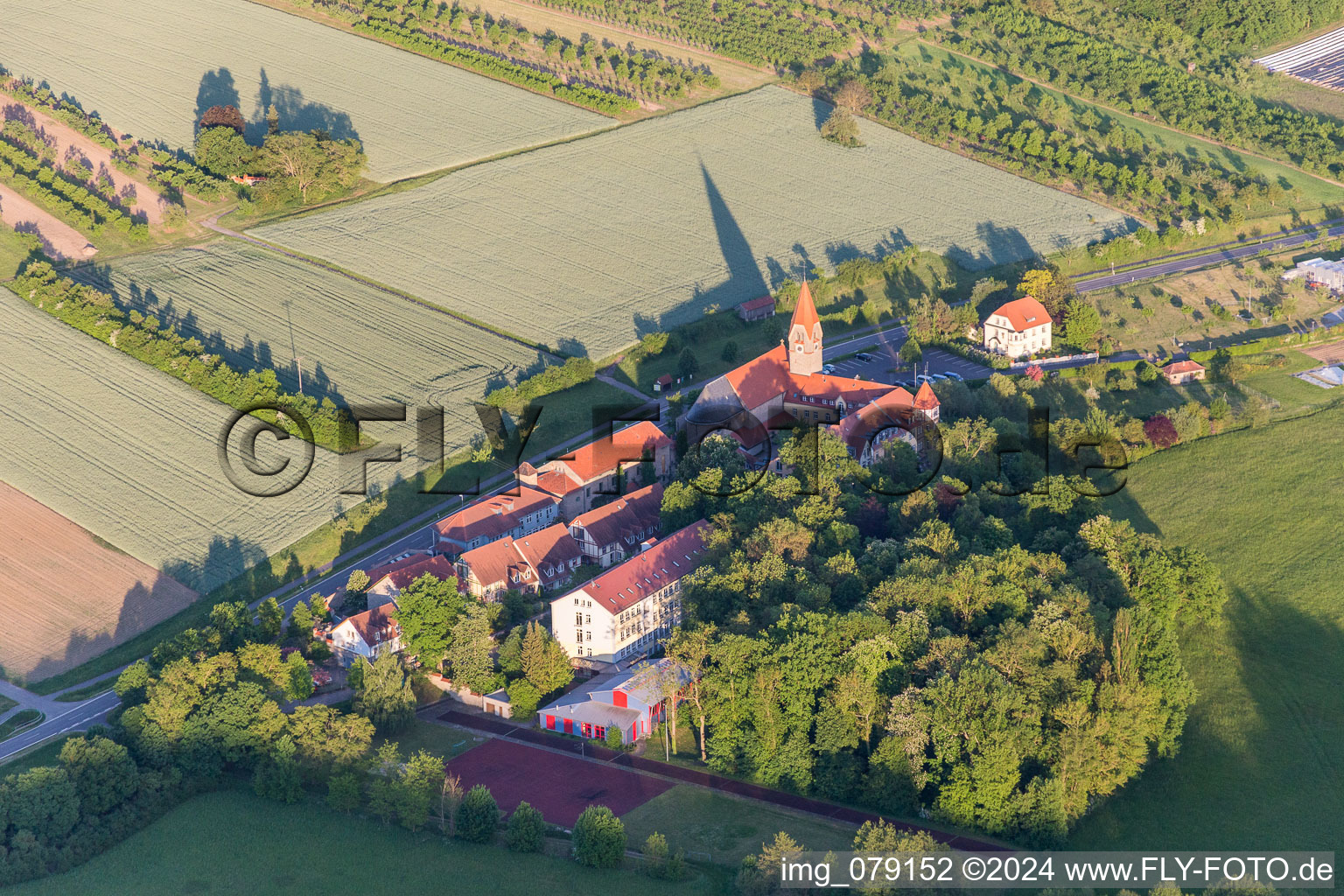 Vue aérienne de Complexe de bâtiments de l'internat pour filles Antonia-Werr-Zentrum dans le monastère du monastère Saint-Louis à Wipfeld dans le département Bavière, Allemagne