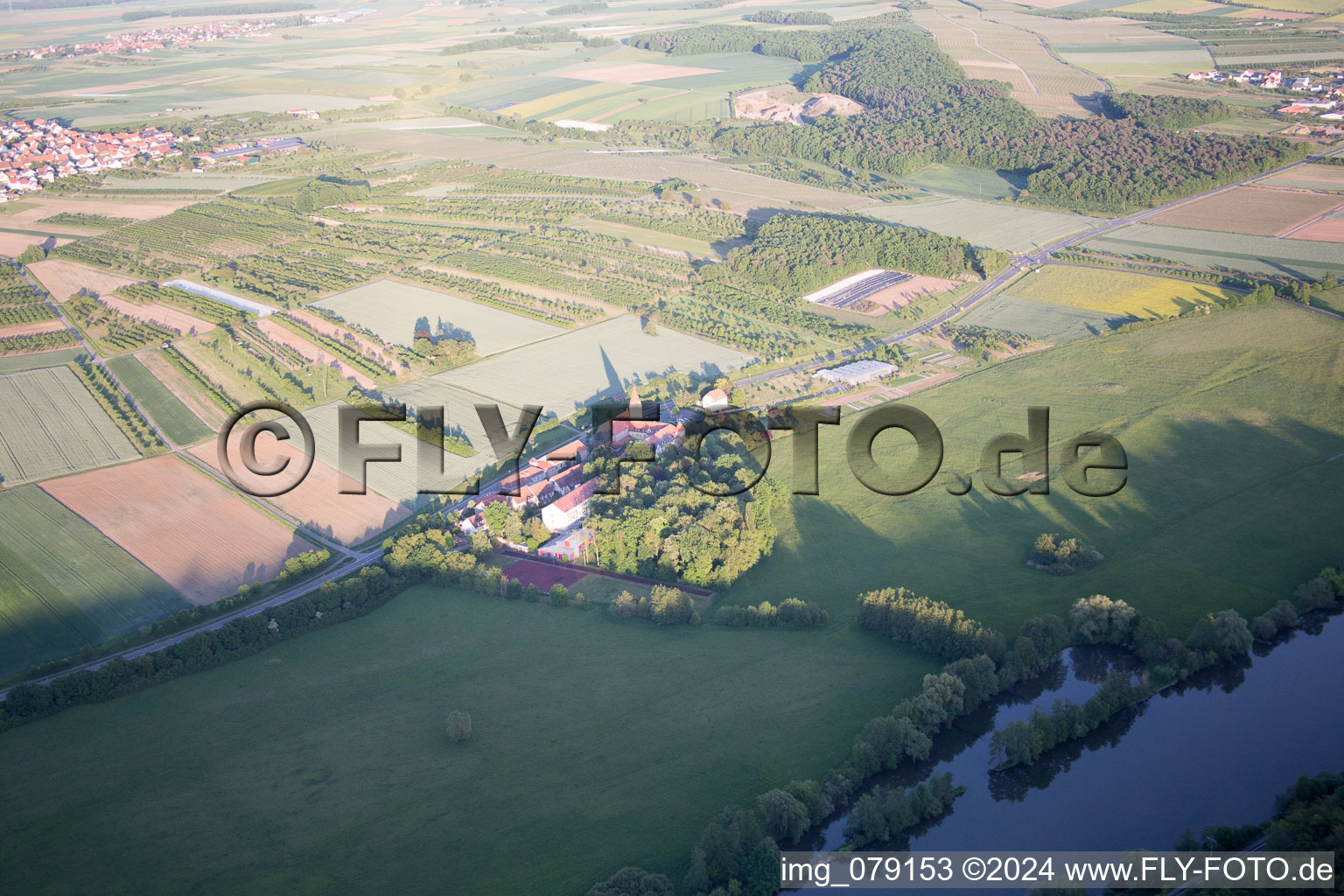 Photographie aérienne de Complexe de bâtiments de l'internat pour filles Antonia-Werr-Zentrum dans le monastère du monastère Saint-Louis à Kolitzheim dans le département Bavière, Allemagne