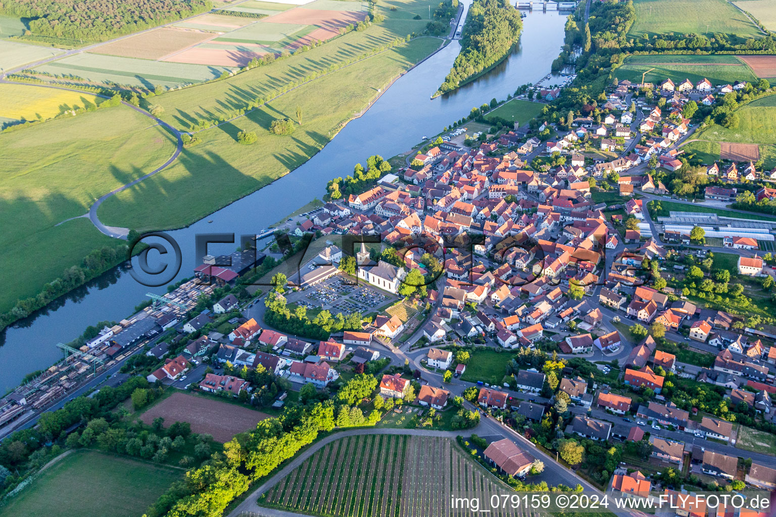 Vue aérienne de Zones riveraines du Main à Wipfeld dans le département Bavière, Allemagne