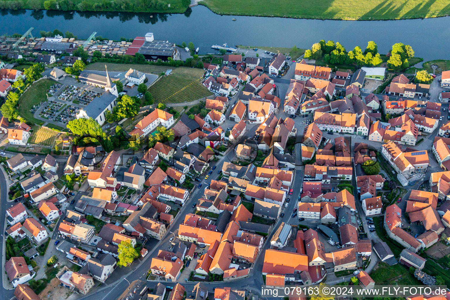 Vue aérienne de Zones riveraines du Main à Wipfeld dans le département Bavière, Allemagne