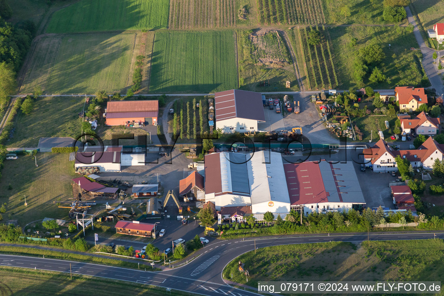 Vue aérienne de Espace extérieur avec avions et chars et ensemble de bâtiments du musée d'histoire militaire et contemporaine. V. en Stammheim à le quartier Stammheim in Kolitzheim dans le département Bavière, Allemagne