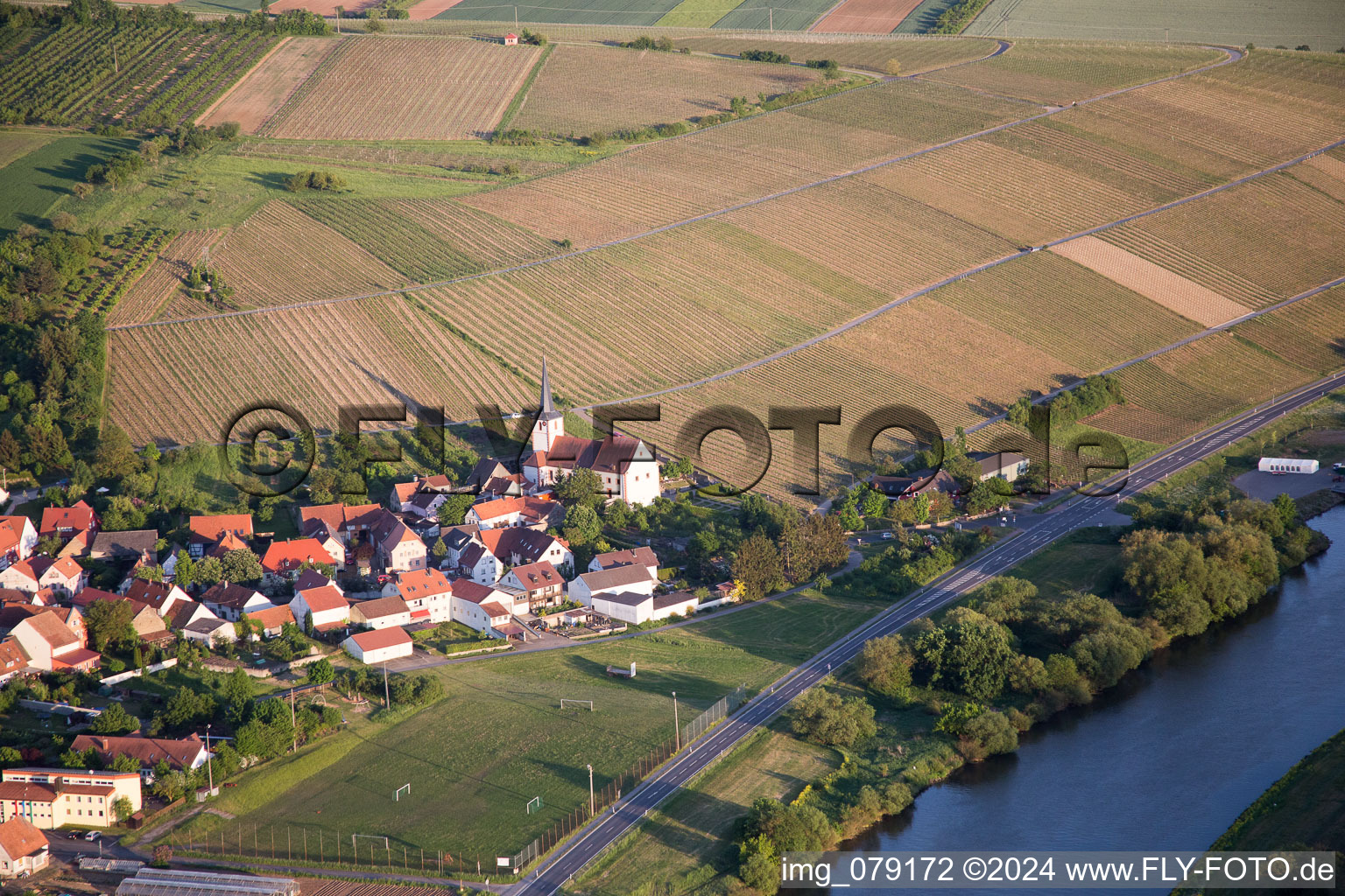 Vue aérienne de Chemin de l'église à le quartier Stammheim in Kolitzheim dans le département Bavière, Allemagne