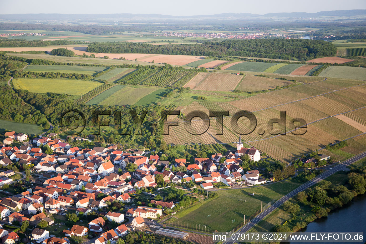 Vue aérienne de Chemin de l'église à le quartier Stammheim in Kolitzheim dans le département Bavière, Allemagne