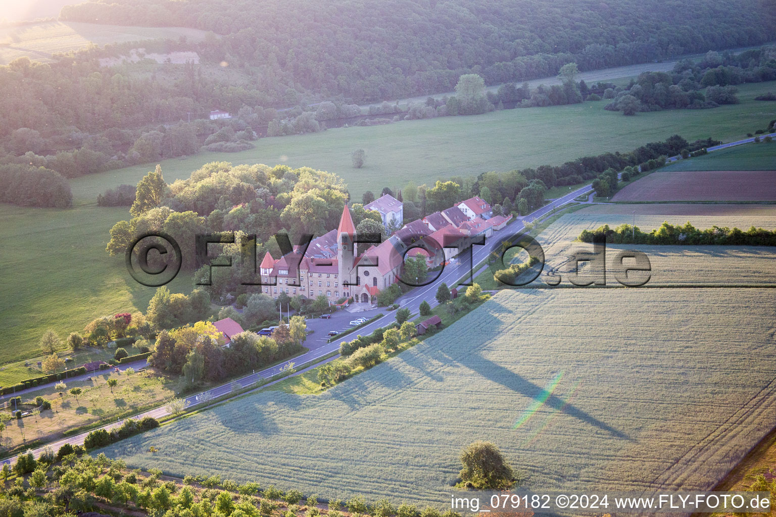 Vue oblique de Complexe de bâtiments de l'internat pour filles Antonia-Werr-Zentrum dans le monastère du monastère Saint-Louis à Kolitzheim dans le département Bavière, Allemagne