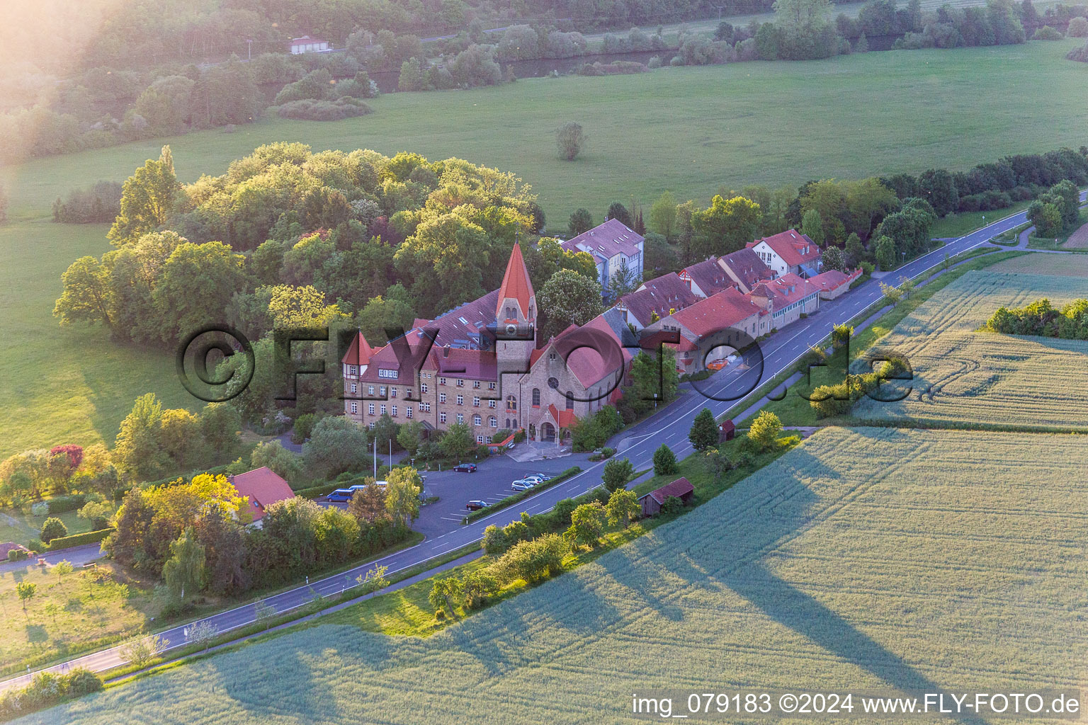 Vue aérienne de Complexe de bâtiments de l'internat pour filles Antonia-Werr-Zentrum dans le monastère du monastère Saint-Louis à Wipfeld dans le département Bavière, Allemagne