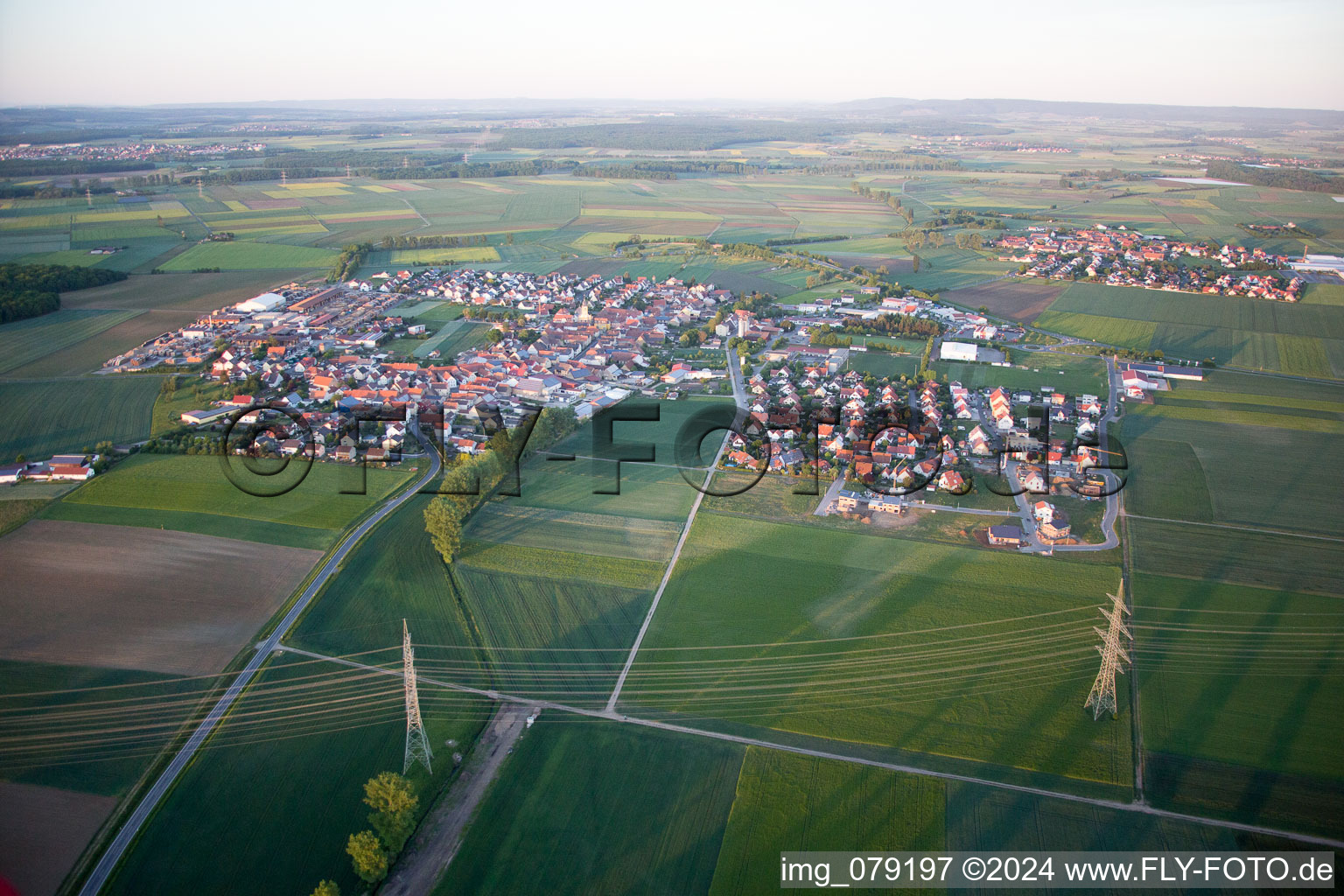 Vue d'oiseau de Kolitzheim dans le département Bavière, Allemagne