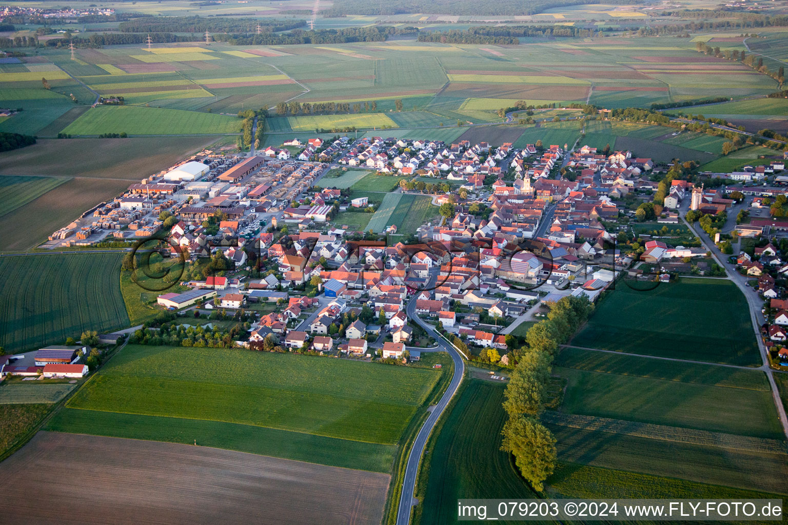 Kolitzheim dans le département Bavière, Allemagne vu d'un drone