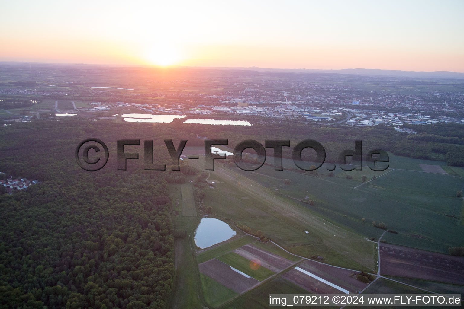 Vue aérienne de EDFS au coucher du soleil à Schweinfurt dans le département Bavière, Allemagne