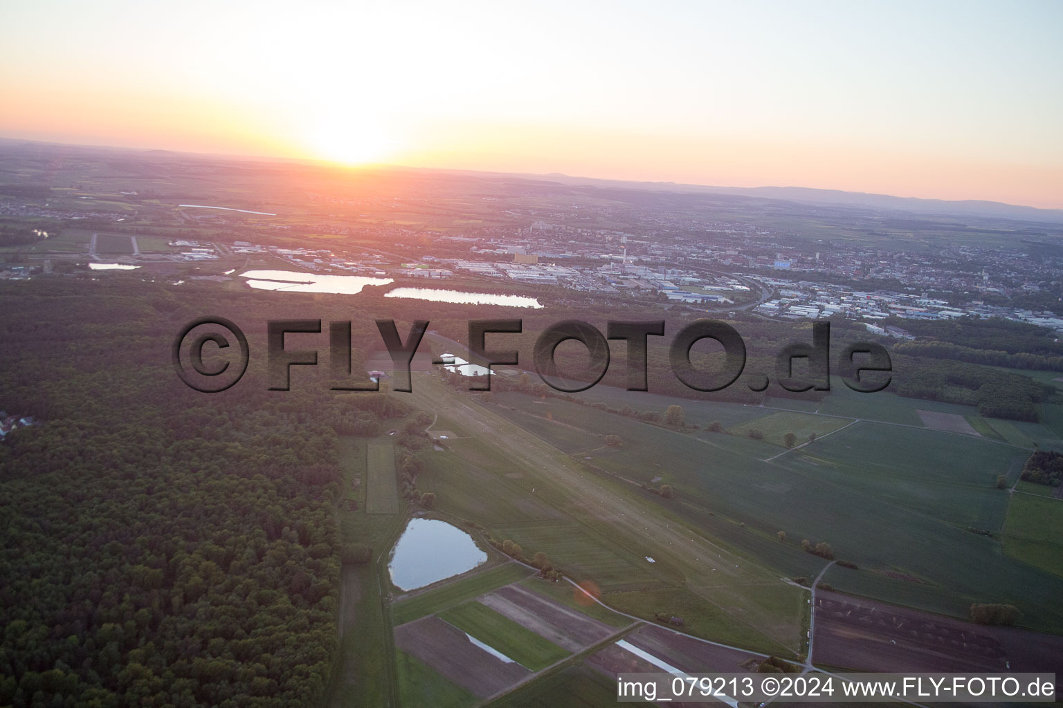 Vue aérienne de EDFS au coucher du soleil à Schweinfurt dans le département Bavière, Allemagne