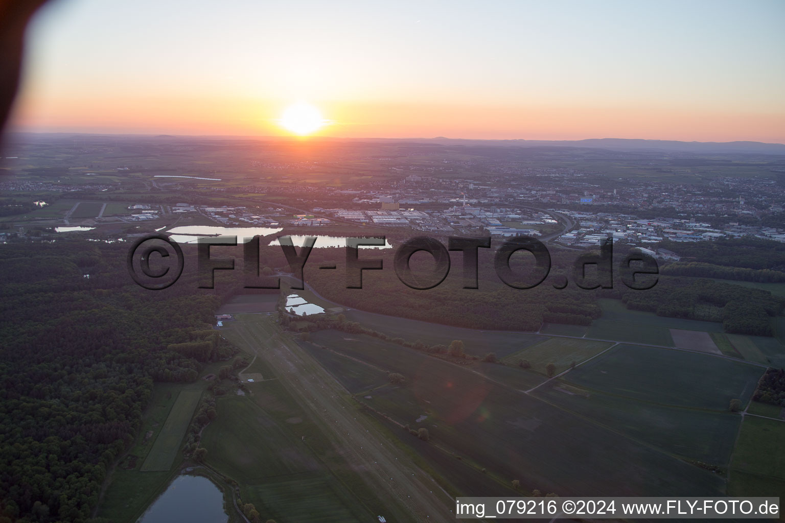 EDFS au coucher du soleil à Schweinfurt dans le département Bavière, Allemagne d'en haut