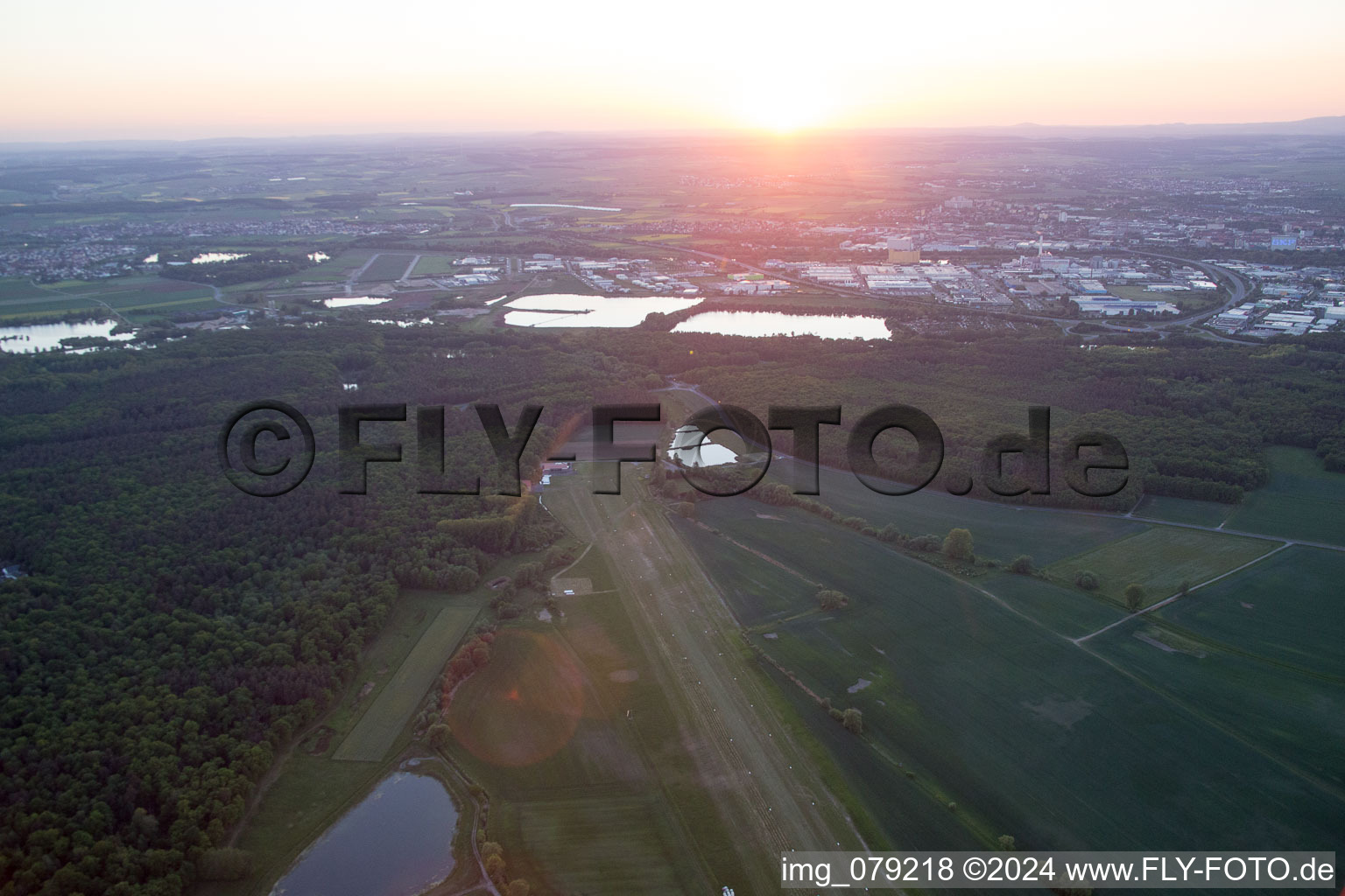 EDFS au coucher du soleil à Schweinfurt dans le département Bavière, Allemagne hors des airs