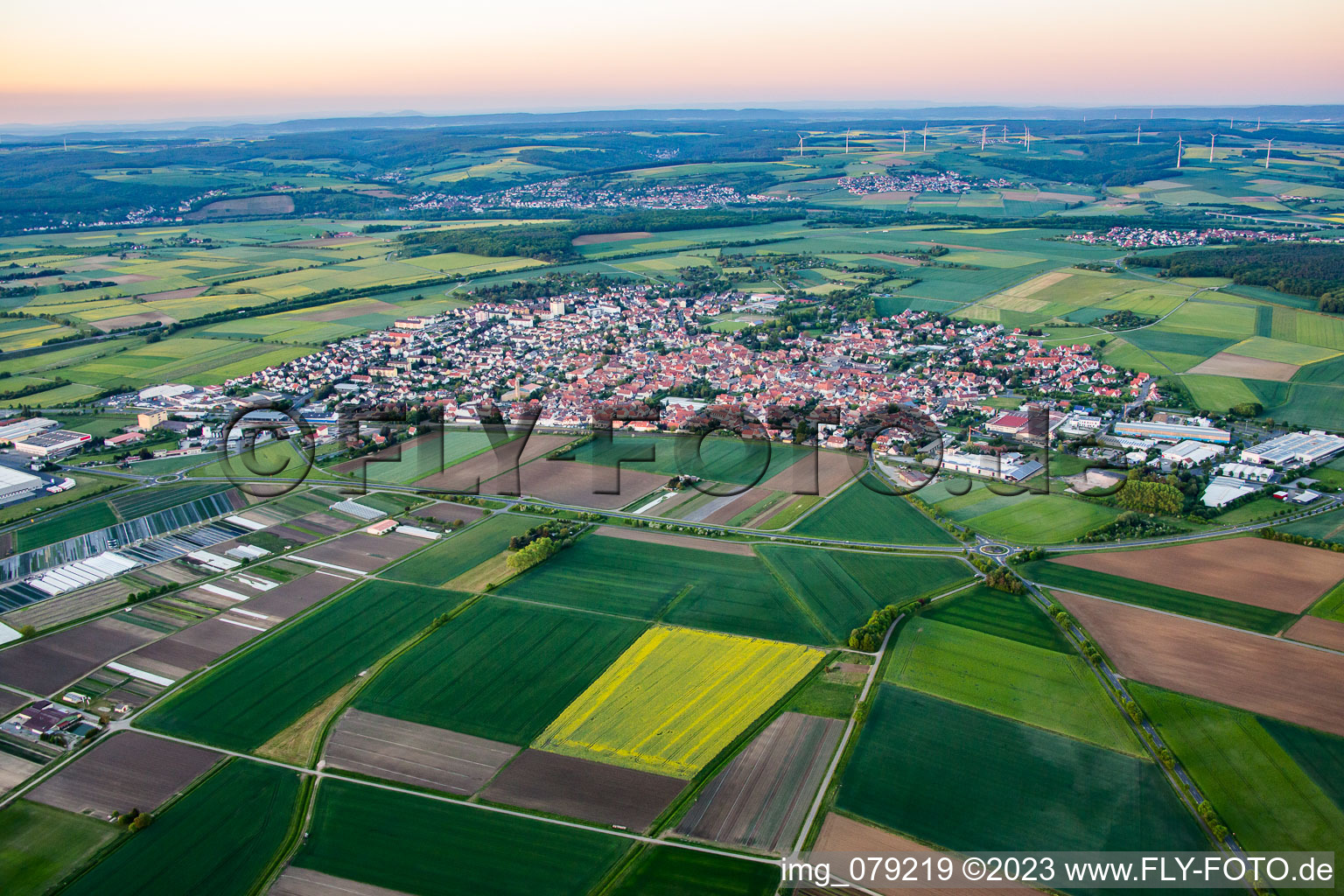 Vue aérienne de Du sud-ouest à Gochsheim dans le département Bavière, Allemagne
