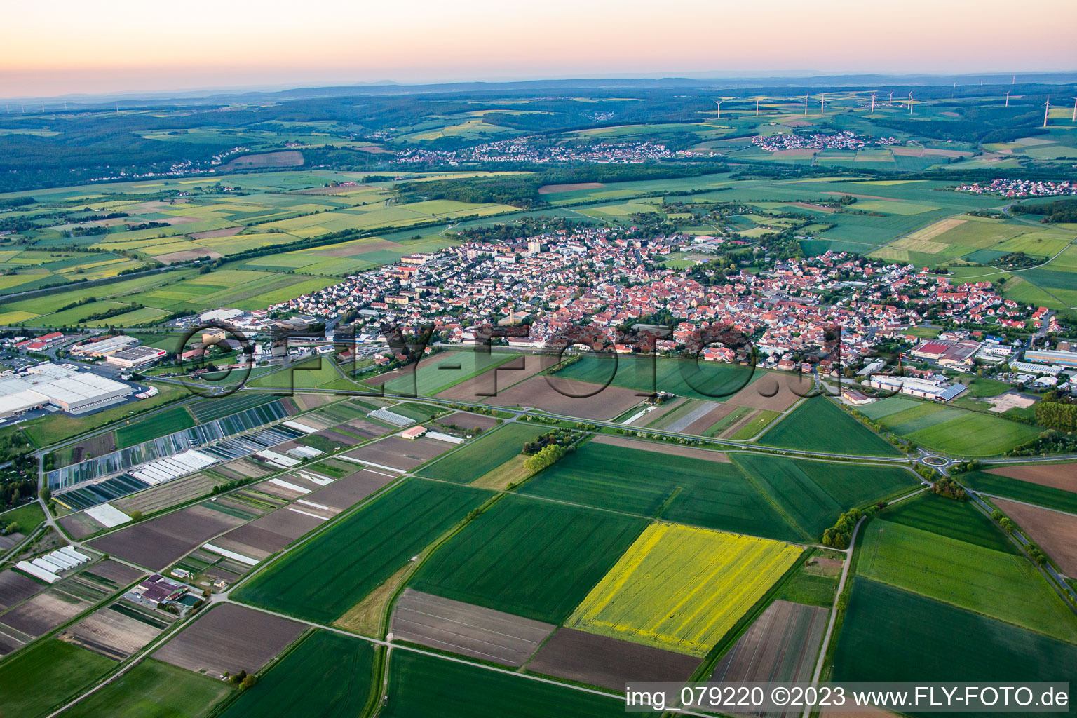 Vue aérienne de Du sud-ouest à Gochsheim dans le département Bavière, Allemagne