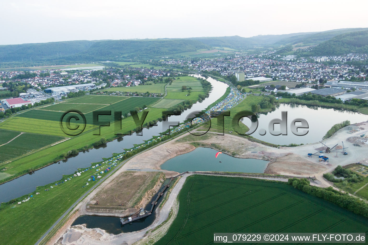 Vue aérienne de Zones riveraines le long de la Weser à Beverungen dans le département Rhénanie du Nord-Westphalie, Allemagne