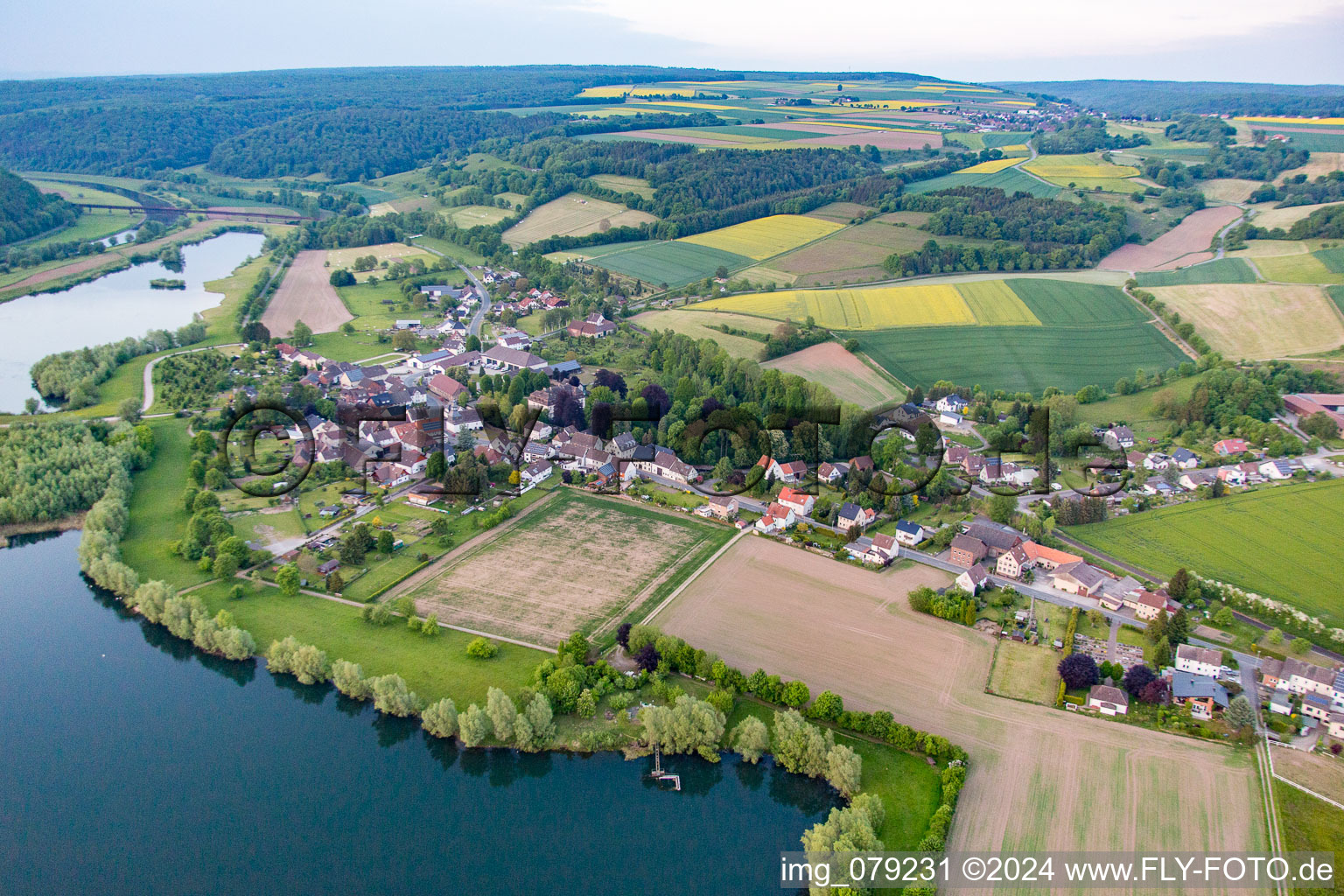 Vue aérienne de Du sud à le quartier Meinbrexen in Lauenförde dans le département Basse-Saxe, Allemagne