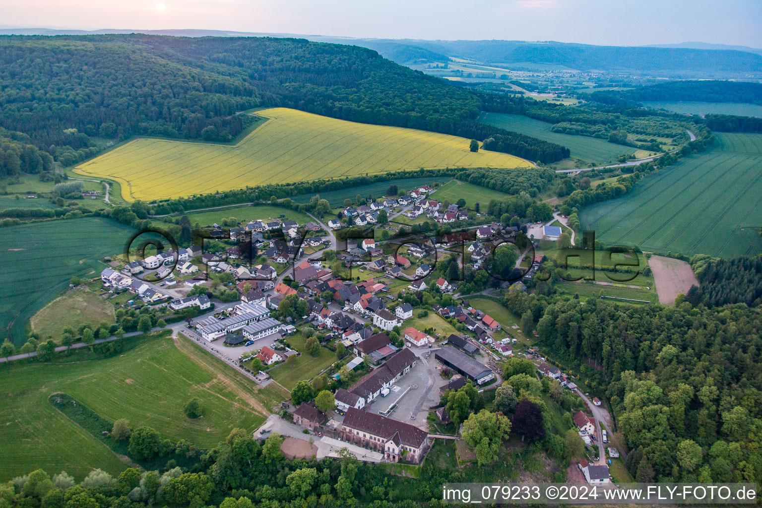 Vue aérienne de Vue des rues et des maisons des quartiers résidentiels à le quartier Blankenau in Beverungen dans le département Rhénanie du Nord-Westphalie, Allemagne