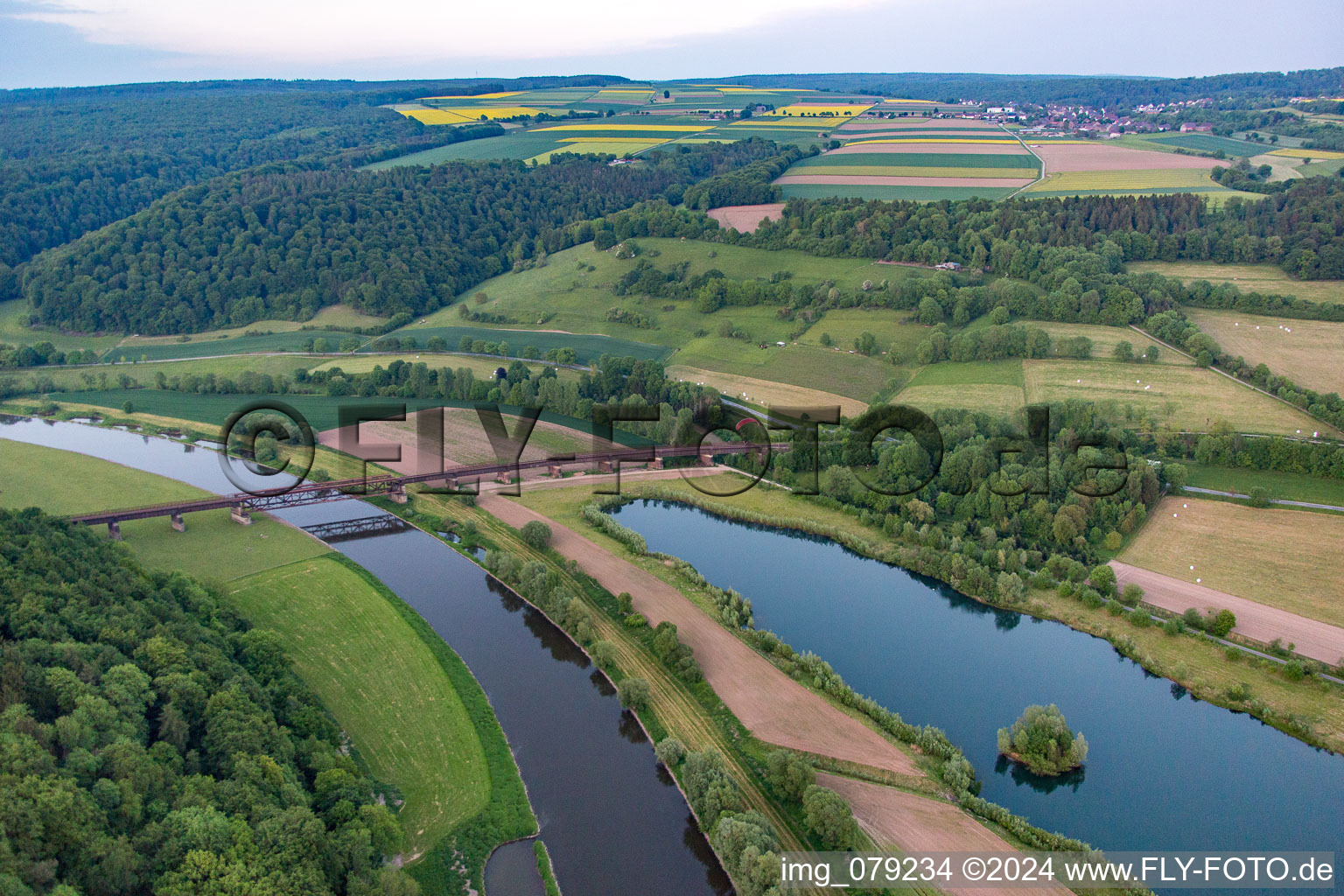 Vue aérienne de Pont ferroviaire sur la Weser à le quartier Meinbrexen in Lauenförde dans le département Basse-Saxe, Allemagne