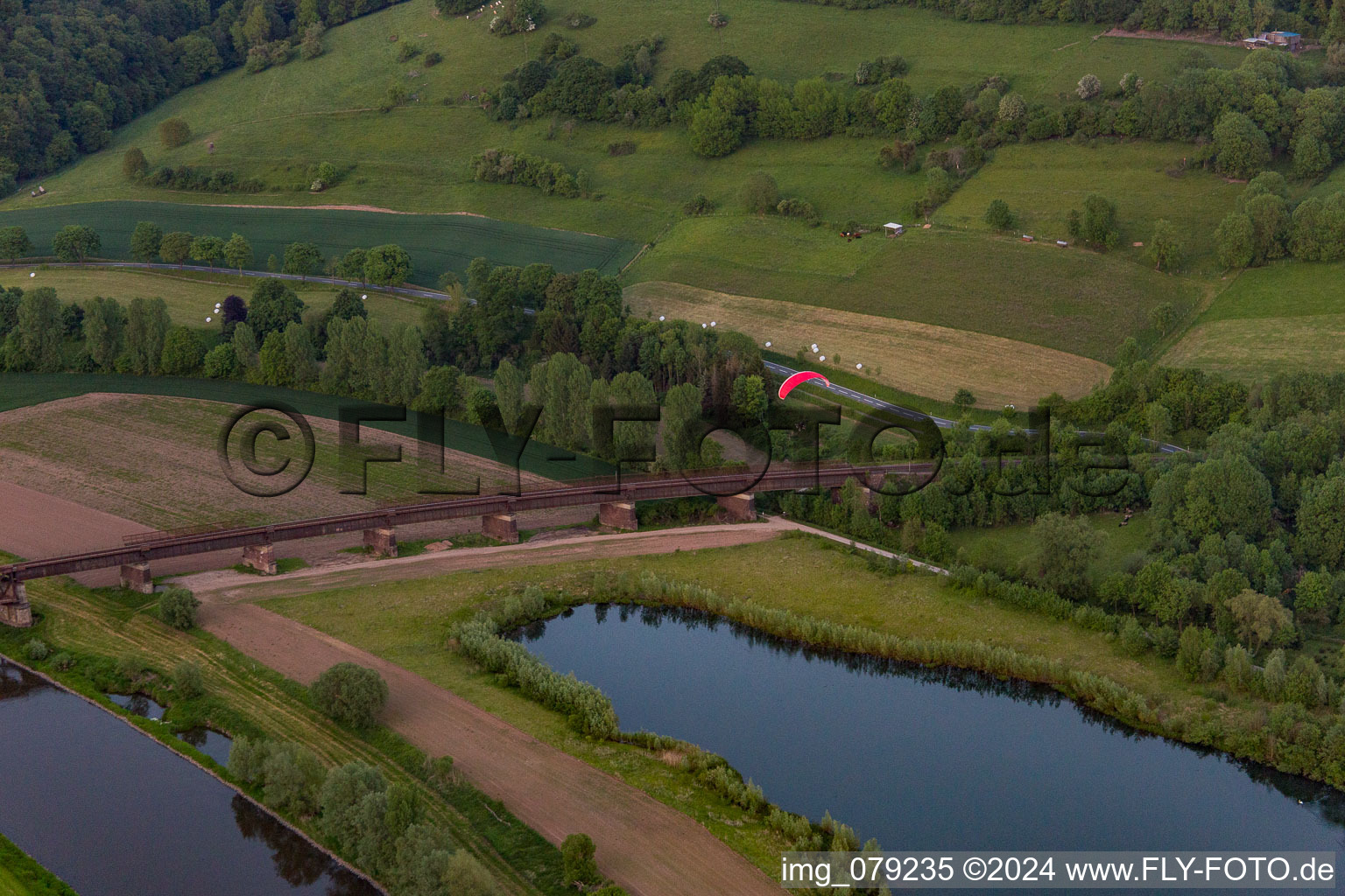 Vue aérienne de Pont ferroviaire sur la Weser à le quartier Meinbrexen in Lauenförde dans le département Basse-Saxe, Allemagne