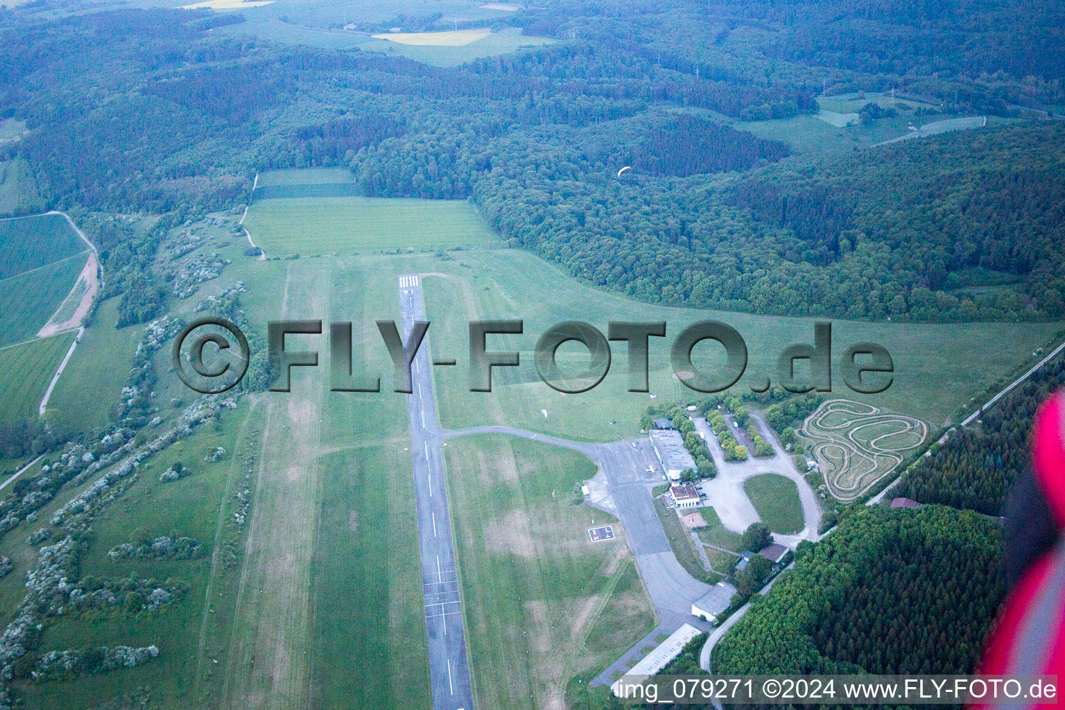 Vue aérienne de Holzminden (aérodrome de Rauschenberg) à Höxter dans le département Rhénanie du Nord-Westphalie, Allemagne