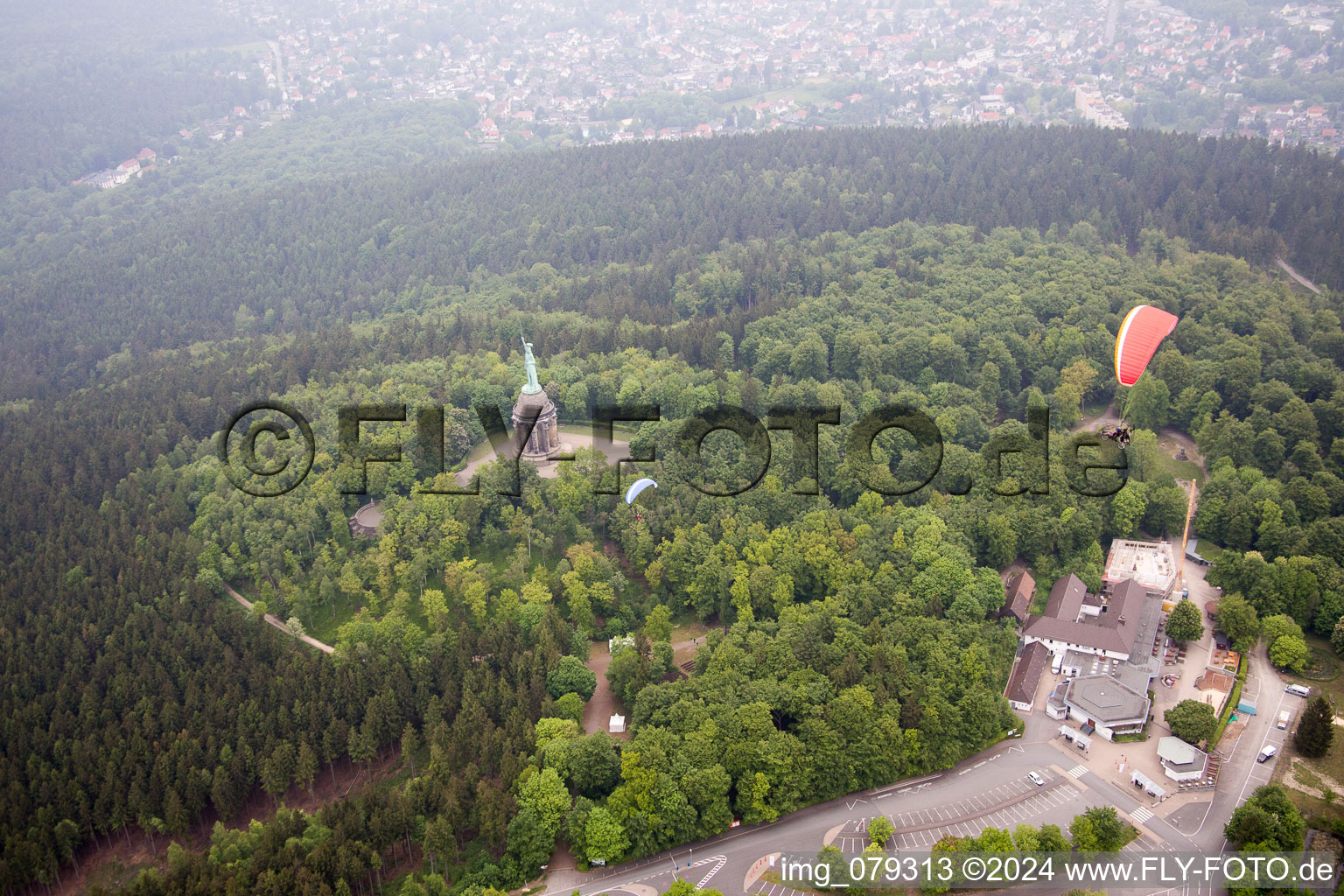 Vue aérienne de Monument Herman à Detmold à Detmold dans le département Rhénanie du Nord-Westphalie, Allemagne