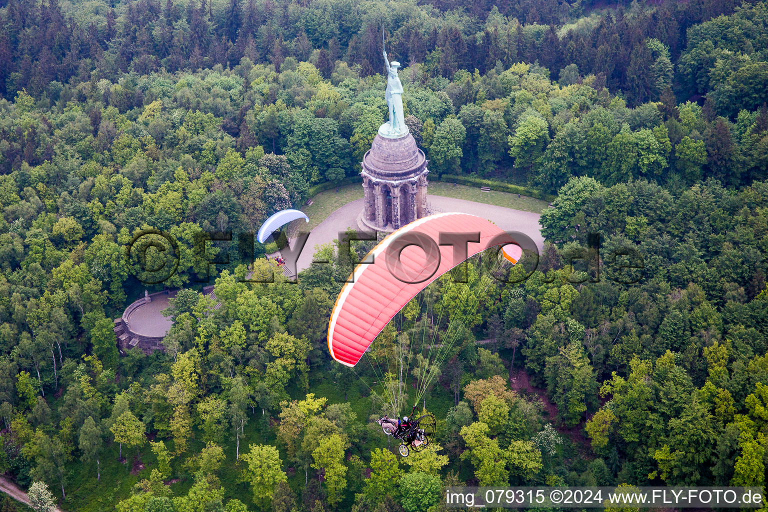 Vue aérienne de Attraction touristique et touristique du monument historique Hemannsdenkmal avec parapentes à le quartier Hiddesen in Detmold dans le département Rhénanie du Nord-Westphalie, Allemagne