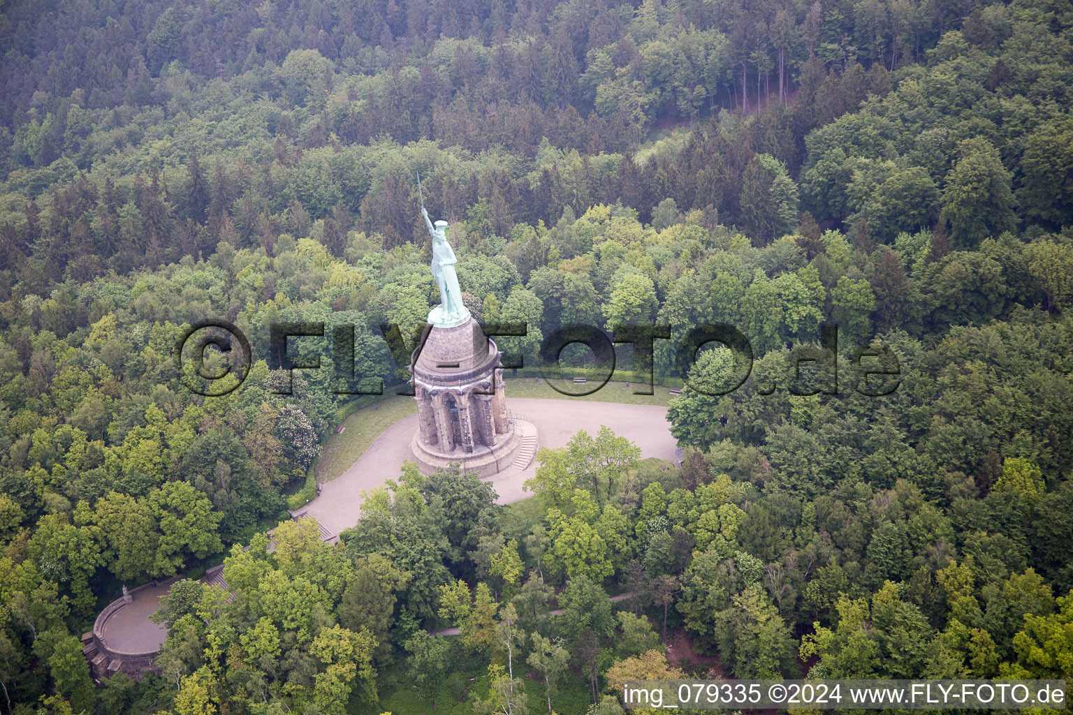 Vue oblique de Monument Hermann à Detmold dans le département Rhénanie du Nord-Westphalie, Allemagne