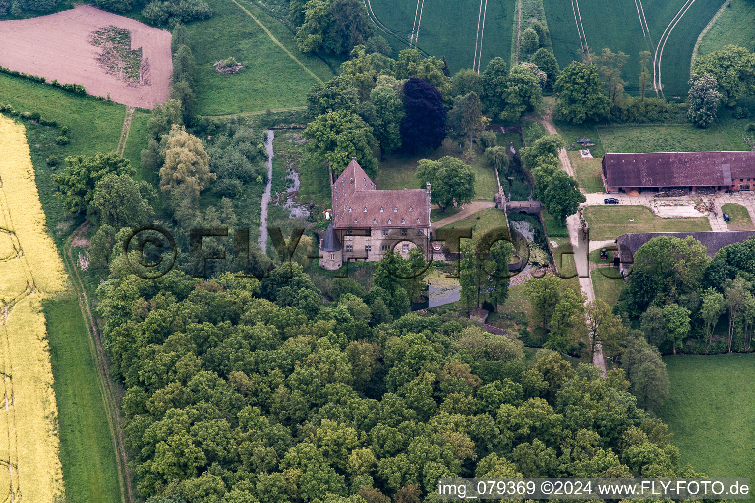 Vue aérienne de Château entouré de douves de Thienhausen à le quartier Rolfzen in Steinheim dans le département Rhénanie du Nord-Westphalie, Allemagne