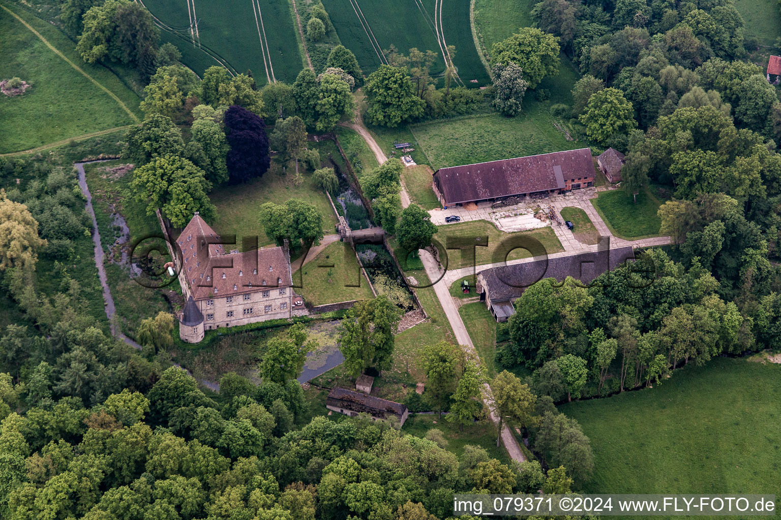 Photographie aérienne de Château entouré de douves de Thienhausen à le quartier Rolfzen in Steinheim dans le département Rhénanie du Nord-Westphalie, Allemagne