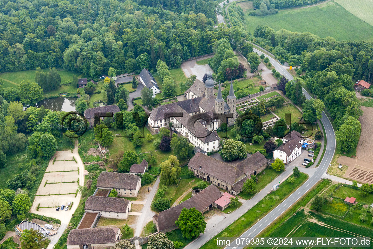 Vue aérienne de Ensemble immobilier du monastère et de l'église abbatiale Saint-Jacques l'Ancien à le quartier Münsterbrock in Marienmünster dans le département Rhénanie du Nord-Westphalie, Allemagne