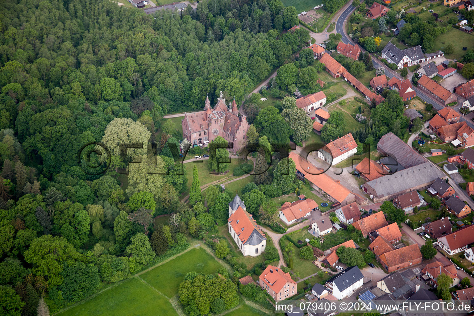 Vue aérienne de Bâtiment d'église à le quartier Hastenbeck in Hameln dans le département Basse-Saxe, Allemagne